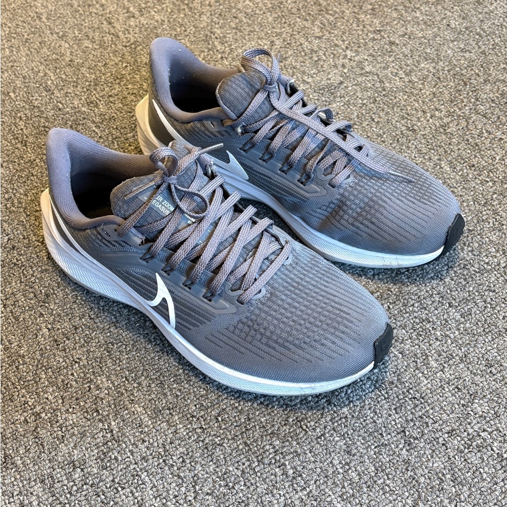 ☺︎❋ NIKE Grey Running Shoes with thick white soles